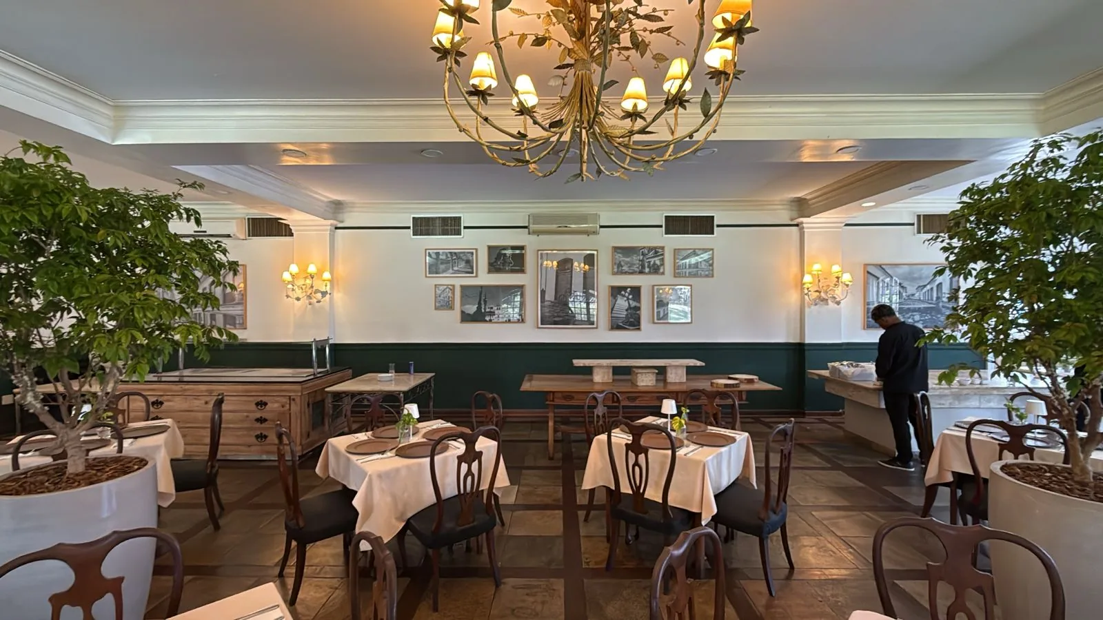 Mesas do restaurante preparadas para convidados