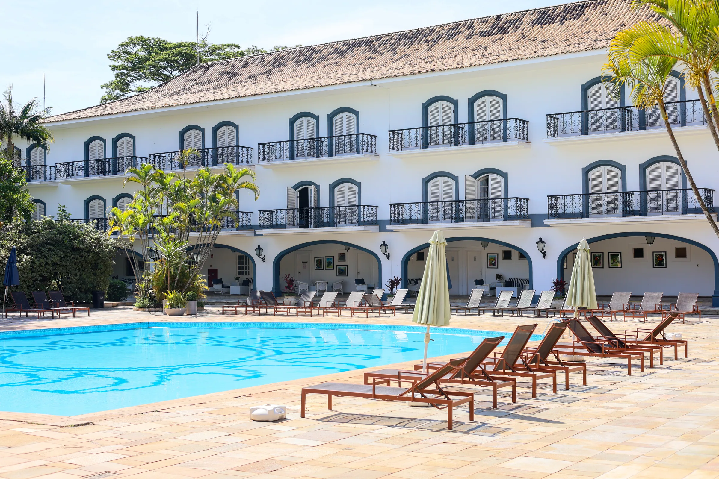 Arquitetura de inspiração colonial iluminada ao entardecer